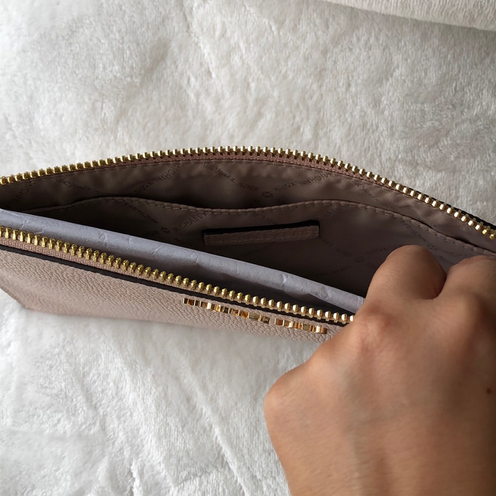 MICHAEL KORS Clutch Wristlet - Picture 6 of 8